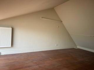Dit dakappartement bevindt zich in het bruisende centrum van Antwerpen, vlakbij Antwerpen-Centraal, De Meir, de zoo,...Het appartement bestaat uit een ruime woonkamer met toegang tot het terras met zicht op de zoo. De open keuken geeft toegant tot de eetkamer, apart toilet en de badkamer met douche en wastafel. Op de 1ste verdieping bevindt zich een ruime slaapkamer. Er is geen lift in het gebouw dus de gemeenschappelijke kosten zijn laag.