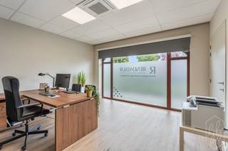 Op de Hazelarenlaan in Hasselt bevindt zich deze instapklare kantoorruimte van 109 m².<br /><br />De ruimte is praktisch ingericht en biedt verschillende mogelijkheden voor wie op zoek is naar een professionele werkplek. Het is een ruime kantoorruimte met meerdere werkplekken en een aparte ruimte die momenteel ingericht is als vergaderruimte.<br /><br />De grote ramen zorgen voor veel natuurlijk licht. De kantoorruimte is voorzien van een verzorgde afwerking met een combinatie van lichte wanden, houten elementen en een onderhoudsvriendelijke vloer.<br /><br />Ook aan opbergruimte is gedacht. In verschillende ruimtes zijn ruime kasten aanwezig, waardoor dossiers en materiaal netjes opgeborgen kunnen worden. Er is ook een kelderruimte voorzien waar je afval kwijt kan.<br /><br />Achteraan kijkt de bureelruimte uit op een grote gemeenschappelijke tuin waar weinig gebruik van wordt gemaakt door bewoners. Perfect om ‘s middags even in te lunchen. De achterste ramen zijn bestickerd zodat je wel naar buiten kan kijken zonder de lichtinval te belemmeren, maar van buiten niet naar binnen kan kijken.<br /><br />De huidige inrichting maakt de ruimte bijzonder geschikt voor een kantooromgeving, maar dankzij de praktische indeling zijn er ook andere professionele invullingen mogelijk.<br />Toch liever een andere invulling? De geplaatste muren zijn van gyproc waardoor je het pand volledig naar eigen smaak en noden kan indelen.<br /><br />Met een oppervlakte van 109 m² en een energielabel B vormt dit een interessante locatie voor ondernemers die een bestaande, gebruiksklare kantoorruimte zoeken.<br /><br />Het pand bevindt zich in een levendige buurt met veel andere ondernemers vlakbij. Horeca, maar ook een fitnesscentrum, een kinesist, een arts, een naaiatelier, … . Het pand ligt op 2 km van de Corda Campus.<br /><br />Troeven van deze kantoorruimte<br /><br />• 109 m² kantoorruimte<br />• Instapklaar<br />• Ruime kantoorruimte met meerdere werkplekken<br />• Aparte vergaderruimte<br />• Veel natuurlijke lichtinval<br />• Ruime ingebouwde opbergkasten<br />• Verzorgde en neutrale afwerking<br />• Praktische indeling<br />• Energielabel B<br />• Gelegen aan de Hazelarenlaan in Hasselt met ruime, gratis parking voor de deur<br />• Bestemming: bureelruimte, winkel of ruimte voor andere handelsdoeleinden, woonruimte<br /><br />Benieuwd naar dit handelspand? Aarzel niet en neem contact op voor een bezichtiging met de <strong>eigenares</strong> <strong>Annick Seys op 0486 29 73 82</strong>.<br />Mailen kan naar <strong>annick@itistime.be</strong><br /><br /><strong><em>Bij Goedhuyzen geen klassieke makelaars, wij zijn vastgoedadviseurs. We combineren digitale snelheid en vaste prijzen met echte menselijke expertise. Wij adviseren de eigenaar om zijn woning zelf te verkopen en zetten de immo zo wat op zijn kop. Goed hè.</em></strong>