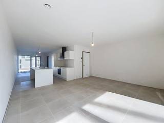 Project Kolenkaai staat voor ruim wonen in alle comfort en stijl. De kwalitatieve en hedendaagse afwerking met oog voor detail zie je én voel je elke dag. Voor Kolenkaai werd een Energy Service Company (ESCO) opgericht. Daarmee passen we innovatieve en duurzame hernieuwbare-energietechnieken toe. Zo worden de gebouwen verwarmd en passief gekoeld met warmtepompen die hun energie onder andere uit een BEO-veld halen. <br /><br /><br />Het appartement bevindt zich op de tweede verdieping en geniet van een aangename lichtinval en een ruim open zicht op de binnentuin. De leefruimte sluit aan op de open keuken, die is uitgerust met een keramische kookplaat, combi-oven, koelkast met diepvriesvak en vaatwasser. Vanuit de keuken heeft u toegang tot het terras, waar u in alle rust en uit de wind kunt genieten van het buitenzijn. Bovendien worden schilderwerken door de eigenaar voorzien en wordt het appartement dus instap-klaar afgeleverd voor de toekomstige huurder! <br /><br />Verder beschikt het appartement over een ruime slaapkamer, aansluitende badkamer met inloop douche, polyvalente ruimte dat kan dienen als bureau of dressing en een praktische berging met aansluiting voor een wasmachine en een afzonderlijk gastentoilet.<br /><br />Indeling:<br />- Lichtrijke Woonkamer<br />- Open keuken<br />- Praktische berging<br />- 1 Slaapkamer<br />- Badkamer met inloopdouche<br />- Extra ruimte voor bureau/dressing/...<br />- Zonnig terras<br />- Ruime staanplaats en privatieve kelderberging<br />- Gemeenschappelijke fietsenberging<br /><br />Algemeen:<br />- Huurprijs: € 1.000,00 <br />- Provisie: € 100,00 (verbruik: warm water + verwarming) + € 75,00 gemeenschappelijke delen<br />- Appartement wordt volledig geschilderd door de eigenaar en armaturen worden voorzien.<br /><br />De snelste manier om een bezoek te brengen aan dit pand? Vraag je bezoek aan via de roze knop op onze website (www.dewaele.com) en je wordt gecontacteerd door onze verhuurexpert Steffi.<br /><br />Telefonisch kunnen er geen afspraken gemaakt worden. Bij andere vragen kun je ons telefonisch contacteren via 050 444 999.<br /><br /><br />Deze AI-visualisaties zijn bedoeld als inspiratie. Er werd geen rekening gehouden met technische specificaties, stedenbouwkundige voorschriften of de concrete mogelijkheden tot realisatie.