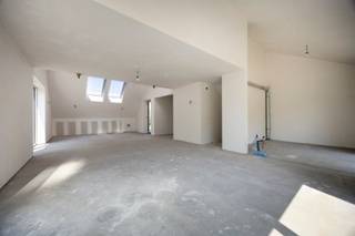 <p><span>Située à deux pas de Louvain, à proximité de toutes les principales voies d'accès et offrant une magnifique vue dégagée sur la vallée de la Voer, nous sommes ravis de vous proposer à la vente cette maison semi-ouverte, qui allie un agencement bien pensé à de vastes espaces de vie. Au niveau de la rue se trouvent le hall d'entrée et un garage spacieux pouvant accueillir deux voitures. Le rez-de-chaussée abrite quatre chambres à part entière, qui offrent toutes un accès direct à une grande terrasse. La chambre parentale dispose d’un dressing privé et d’une salle de bains attenante, tandis que les trois autres chambres partagent une deuxième salle de bains entièrement équipée avec des toilettes séparées. Au niveau du jardin se trouvent des toilettes pour invités et un espace de vie lumineux surmonté d’une mezzanine. Vous y trouverez également une cuisine donnant directement sur une deuxième terrasse et le jardin privatif, ce qui permet une transition harmonieuse entre la vie intérieure et extérieure. Pour un confort de vie accru, tous les étages sont reliés entre eux par un ascenseur. La maison est proposée en état semi-fini. Cela signifie que tous les équipements techniques, la chape et les enduits sont déjà en place, tandis que les finitions intérieures et l’aménagement extérieur peuvent encore être réalisés entièrement selon vos goûts. L'agencement, les installations techniques et la structure du bâtiment sont déjà fixés et ne peuvent plus être modifiés.</span></p><p><span> </span></p>