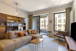 Recent nieuwbouw 1-slaapkamer appartement met EPC A. Gelegen in de nieuwe, hippe Tour & Taxis-wijk, op wandelafstand van het openbaar vervoer, het kanaal en meerdere parken. Op de derde verdieping van een recent gebouw, biedt dit appartement u een comfortabele en moderne woonervaring.Onbemeubeld.De gemeenschappelijke kosten, onder de vorm van een provisie, bedragen 150,00 EUR/maand en dienen voor het onderhoud van de gemeenschappelijke delen en verwarming.Indeling van het appartement:Inkom - volledig geïnstalleerde keuken - leefruimte - eetruimte - gastentoilet - berging - slaapkamer - badkamer - terrasOnmiddellijk beschikbaar! Bezoekaanvragen via onze site DEWAELE.com! Dankzij de centrale ligging zijn alle voorzieningen binnen handbereik, van winkels en openbaar vervoer tot gezellige restaurants en cafés. Geniet van de buitenlucht op uw eigen privéterras. Dit appartement is perfect voor wie zoekt naar een eerste woning.