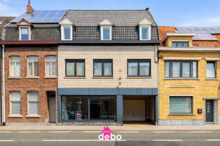Uniek pand op een commerciële ligging, op wandelafstand centrum Wevelgem <br /><br />Ontdek deze unieke opportuniteit: een instapklare woning op een uitstekende commerciële ligging, perfect voor wie wonen en ondernemen wil combineren. Deze eigendom biedt niet alleen een volledig gerenoveerde en stijlvolle woonruimte, maar beschikt ook over een ruime toonzaal met grote raampartijen die zorgen voor maximale zichtbaarheid en natuurlijke lichtinval.<br />Indeling en troeven:<br />Moderne, lichtrijke leefruimte met open keuken<br />Meerdere slaapkamers en een eigentijdse badkamer<br />Professioneel ingerichte toonzaal of winkelruimte met aparte ingang<br /><br />Ideaal voor zelfstandigen, vrije beroepen of kangoeroewoning.<br /><br />De woning heeft de volgende indeling:
<ul>
	<li>Aan gevelzijde enerzijds dubbele garage en anderzijds een winkelruimte van 52m²</li>
	<li>Prachtige vernieuwde leefruimte met open keuken met een oppervlakte van 72m²</li>
	<li>Afzonderlijk toilet met lavabo</li>
	<li>Leef- praktijk- of slaapkamers 30m²</li>
	<li>Wasplaats</li>
	<li>Berging</li>
	<li>Terras met een zeer ruime tuin van 350m²</li>
	<li>Kelder</li>
</ul>
1<sup>STE</sup> VERDIEP:

<ul>
	<li>Trap- en nachthal</li>
	<li>Leidingen voorzien voor een 2<sup>de</sup> keuken</li>
	<li>Grote badkamer met inloopdouche, lavabomeubel en toilet</li>
	<li>3 ruime slaapkamers</li>
	<li>Dressing</li>
</ul>
2<sup>DE</sup> VERDIEP/ZOLDER:

<ul>
	<li>Vaste trap</li>
	<li>3 extra slaapkamers</li>
	<li>Grote geïsoleerde zolder voor 4 extra kamers</li>
</ul>
Divers: Instapklare gerenoveerde (in 2016)woning, met o.a.: splinternieuw dak, nieuwe elektriciteit, overal centrale verwarming met Viesman brander, overal nieuwe ramen met hoogrendementsglas (advanced glas).<br /><br />Gelegen op een strategische locatie met veel passage en visibiliteit. Dankzij de gunstige ligging zijn zowel het centrum, winkels, scholen als openbaar vervoer vlot bereikbaar.<br />Deze eigendom combineert het beste van twee werelden: comfortabel wonen én professioneel ondernemen, allemaal onder één dak.<br />Een unieke kans die je niet mag missen! Neem vandaag nog contact met ons op voor een bezoek.<br /> 