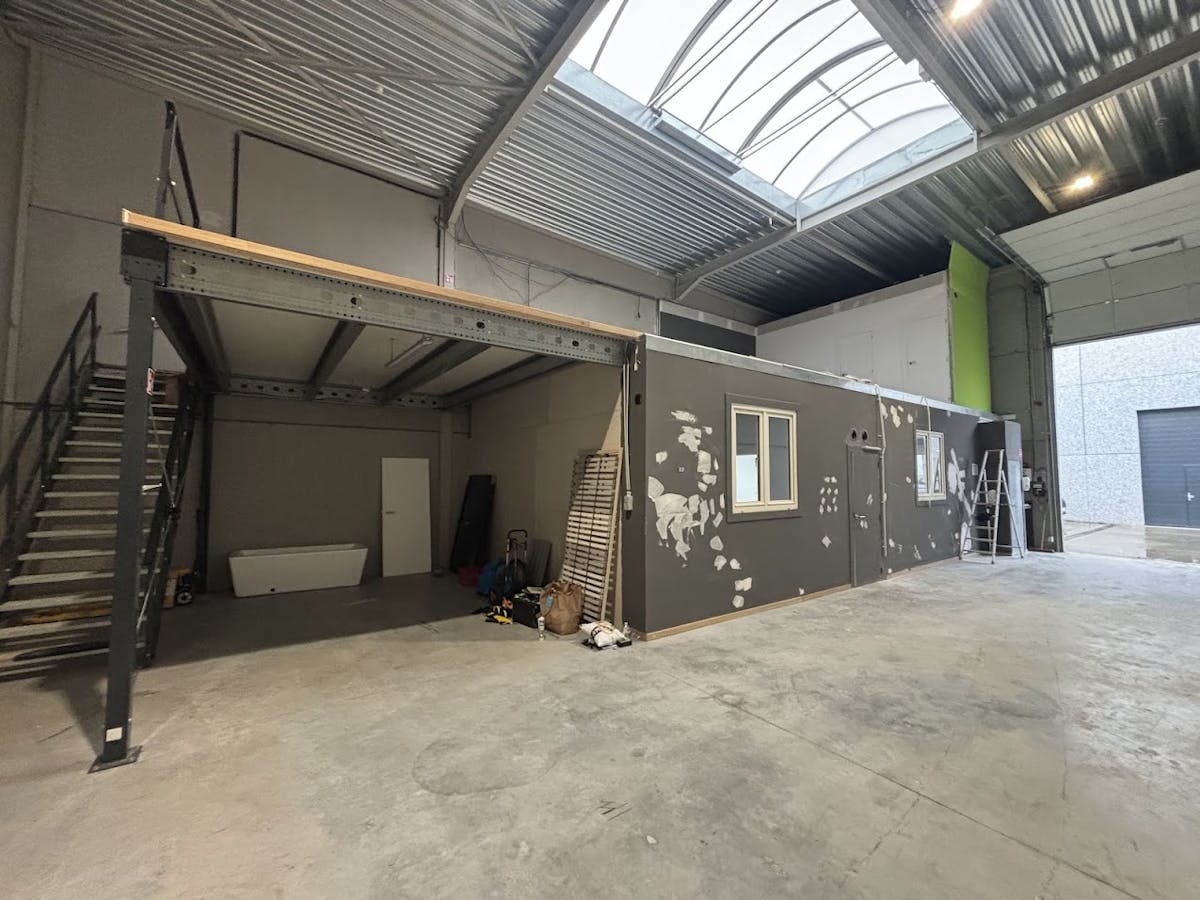 SME unit with office space for rent in Sint-Eloois-Vijve - photo 2