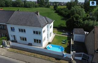 <p><span>VERNIEUWDE WONING MET 4 SLAAPKAMERS EN TUIN</span></p><p><span>Richtprijs 399.000 euro</span></p><p><span> </span></p><p><span>Deze ruime woning is ideaal gelegen nabij scholen en openbaar vervoer. </span></p><p><span> </span></p><p><span>Beneden treft u de inkomhal, zeer ruime lichtrijke leefruimte, volledig ingerichte keuken met kookeiland voorzien van ingebouwde frigo, oven en vaatwasser. Verder vindt u de eetruimte met zicht op de tuin en een wasruimte met apart toilet.</span></p><p><span> </span></p><p><span>Boven treft u de badkamer voorzien van inloopdouche, toilet en dubbele lavabo. Verder vindt u nog 3 ruime slaapkamers waarvan 1 voorzien van dressing (voorheen de 4de kamer). </span></p><p><span> </span></p><p><span>De zolder bereikbaar via een vaste trap in de berging biedt de mogelijkheid tot het creëren van extra kamers. </span></p><p><span> </span></p><p><span>EPC D => geen rennovatieplicht</span></p><p><span> </span></p><p><span>Regenwaterput aanwezig!</span></p><p><span> </span></p><p><span>Aan de zijkant en achteraan is er een leuke tuin met terras en mooi uitzicht over de velden. </span></p><p><span>Aparte garage en oprit aanwezig. </span></p><p><span> </span></p><p><span>Voor info of bezoek bel 0472/29.25.04 of stuur een mail naar <span>louis@svena.be</span></span></p><p><span> </span></p><p><span>Deze gegevens zijn louter informatief en wij kunnen niet aansprakelijk gesteld worden voor eventuele onjuistheden.</span></p><p><span>De bewoonbare oppervlakte is slechts indicatief.</span></p><p><span> </span></p><p><span> </span></p>