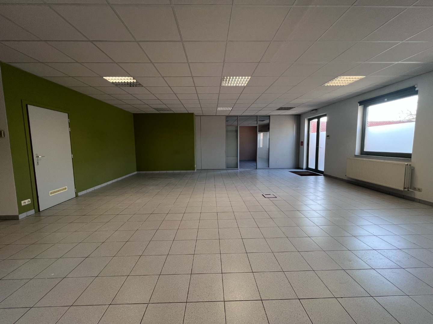 Commercieel handelspand met tal van mogelijkheden in het centrum van Lievegem - foto 5