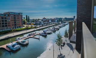 Prachtig 2-slaapkamerappartement L20.202 in residentie Pontoon (Quartier Bleu) met ruim terras, gelegen op de tweede verdieping met een oppervlakte van maar liefst 135 m². Het appartement omvat een inkom met gastentoilet, berging, een badkamer met bad, extra douchekamer, 2 slaapkamers, leefruimte met open keuken en grote raampartijen die uitgeven op het terras. Het terras is ca. 13 m² groot en heeft een prachtig zicht op de jachthaven.<br /><br />Het appartement is voorzien van vloerverwarming en warmtepomp! <span>Je wagen parkeer je vlot en gemakkelijk ondergronds. Bij elk appartement hoort een autostaanplaats en/of garagebox. Deze dient apart bij aangekocht te worden. Daarbij is er ook de mogelijkheid tot aankoop van een kelderberging of oplaadpunt voor jouw elektrische wagen.</span><br /><br />Je hebt een vrije keuze bij verschillende leveranciers voor de binnen afwerking zoals vloertegels, inrichting badkamer &amp; keuken, ... We garanderen je kwaliteitsvolle materialen, een vakkundige plaatsing en afwerking. Bij onze zorgvuldig geselecteerde leveranciers krijg je steeds deskundig advies.<br /><br />Meer informatie? Contacteer vrijblijvend onze sales consultants Inge Vancluysen of Marisa Marasco op het nummer 011 41 33 23.