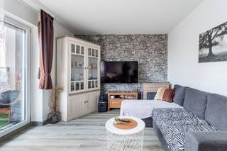 Locatie<br /><br />Dit instapklaar appartement is gelegen op de 9de verdieping in een rustige en groene omgeving, met een vlotte verbinding naar het stadscentrum. Winkels, restaurants en openbaar vervoer bevinden zich in de directe nabijheid. Dankzij de hoge ligging geniet u van een aangenaam open uitzicht en een rustige woonomgeving — ideaal voor wie comfort en bereikbaarheid wil combineren.<br /><br />Beschrijving<br /><br />Het appartement heeft een bewoonbare oppervlakte van ca. 68 m² . De ramen werden ongeveer 5 jaar geleden vernieuwd, wat bijdraagt aan het wooncomfort en de energiezuinigheid.<br /><br />Via de inkomhal bereikt u de verschillende ruimtes van het appartement. De lichte leefruimte geeft rechtstreeks toegang tot het terras van ca. 8 m², waar u in alle rust kan genieten van het uitzicht.<br />De keuken is praktisch ingericht. <br /><br />Verder beschikt het appartement over twee volwaardige slaapkamers. De badkamer is uitgerust met een douche en lavabo. De aansluitingen voor wasmachine bevinden zich ook in de badkamer. Het toilet is apart.<br /><br />Daarnaast is er de mogelijkheid om een autostaanplaats aan te kopen. Zowel het appartement als de staanplaats worden momenteel verhuurd, wat dit pand ook interessant maakt als investeringsopportuniteit.<br /><br />Belangrijkste troeven<br />- Geen inkijk<br />- Nabij invalswegen<br />- Verhuurd <br /><br />Verplichte vermelding<br />- EPC 171 kWh/(m² jaar)<br />- P-score: D<br />- G-score: D<br />- Wg – Vg- Gvv – Gvkr – Gmo