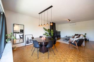 Locatie
Dit appartement is gelegen in de gegeerde Neerlandwijk in Wilrijk, een rustige en groene woonwijk die bijzonder geliefd is bij gezinnen dankzij haar residentieel karakter, goede bereikbaarheid en uitgebreide voorzieningen in de directe omgeving. De wijk bevindt zich op korte afstand van het centrum van Wilrijk en biedt een vlotte verbinding naar zowel Antwerpen als Brussel via de A12 en E19.
Indeling
Inkomhal: u bereikt het appartement op de tweede verdieping via de trap. Je betreedt het appartement via de ruime inkomhal met ingemaakte kasten.
Leefruimte: met de kamerbrede ramen profiteert de ruime leefruimte (38 m²) optimaal van elk streepje dag- en zonlicht.
Keuken: aansluitend aan de leefruimte vinden we de open keuken (2023) uitgerust met o.a. een inductiekookplaat, een dampkap, ijskast en diepvriezer, microgolf en combi-oven.
2 slaapkamers: achteraan gelegen bevinden zich 2 mooie volwaardige slaapkamers van ca. 13 en 12 m². Via de grootste slaapkamer bereikt u het zonnige terras (7 m²).
Badkamer: de badkamer heeft alles wat u nodig hebt. Een meubel met een dubbele lavabo en een inloopdouche.
Gastentoilet: voorzien van een handenwasser.
Wasplaats: met aansluitingen voor wasmachine en droogkast.
Garagebox met oprit: elektrische sectionale poort op afstandbediening. ideaal voor het parkeren van uw wagen en/of als extra opbergruimte, verplicht bij aan te kopen aan €30.000.
Troeven
✔ Rustig wonen in gegeerde Neerlandwijk
✔ Individuele meters
✔ Garagebox met oprit
✔ Terras met zuidoriëntatie
✔ Elektriciteit conform
✔ Gunstige EPC-score (B)
Technisch
Het ruime appartement bevindt zicht in een gebouw van 1982. U verwarmt uw appartement met een individuele cv-ketel (2012) op gas. De ramen (2014) zijn aluminium en zijn voorzien van dubbel hoogrendementsglas alsook van vliegenramen. Het appartement is voorzien van airco - lucht-lucht warmtepomp (2021) in de woonkamer en de grootste slaapkamer. Het dak werd ook reeds vernieuwd en geïsoleerd (2019) en u heeft ook een videofoon. Het appartementsgebouw heeft aparte meters voor gas, elektriciteit en water. Zo betaalt u alleen wat u verbruikt. De maandelijkse kosten bedragen € 110. Daar zit inbegrepen: voorschot op uw waterverbruik, kosten algemene delen, blokpolis en beheer.