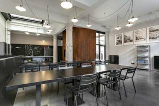 <p><span><strong>Twee verhuurde studentenkamers als interessante investering</strong><br /><br />In het karaktervolle Huys Van Portugael aan Kipdorp 6 worden twee instapklare en verhuurde studentenkamers gezamenlijk te koop aangeboden.</span></p>
<p><span>De voormalige brandweerkazerne werd stijlvol herontwikkeld tot een kwaliteitsvolle studentenresidentie rond een rustige, afgesloten binnenkoer. Dankzij de centrale ligging bevinden de Universiteit Antwerpen, verschillende hogescholen, winkels, openbaar vervoer en het historische stadscentrum zich allemaal op wandelafstand.</span></p>
<p><span>Beide kamers bevinden zich op de derde en hoogste verdieping en worden volledig bemeubeld aangeboden.<br /><br /><strong>Studentenkamer 2.01</strong></span></p>
<p><span>Deze kamer heeft een oppervlakte van circa 16 m² en beschikt over een praktische indeling met bed, bureau en ruime kleerkast. Dankzij het bijkomende zijraam geniet de kamer van extra natuurlijke lichtinval.</span></p>
<p><span>De privatieve badkamer is uitgerust met een douche, lavabo en toilet.</span></p>
<p><span>De huidige basishuur bedraagt €475 per maand en wordt vanaf het volgende academiejaar verhoogd naar €485 per maand, telkens vermeerderd met €80 vaste kosten.<br /><br /><strong>Studentenkamer 2.02</strong></span></p>
<p><span>Deze kamer heeft een oppervlakte van circa 14 m² en wordt eveneens bemeubeld aangeboden met bed, bureau en kleerkast.</span></p>
<p><span>De kamer beschikt over een private douche en toilet. De lavabo werd praktisch geïntegreerd in de kamer zelf.</span></p>
<p><span>De huidige basishuur bedraagt €455 per maand en wordt vanaf het volgende academiejaar verhoogd naar €465 per maand, telkens vermeerderd met €80 vaste kosten.<br /><br /><strong>Gemeenschappelijke voorzieningen</strong></span></p>
<p><span>De bewoners kunnen gebruikmaken van uitgebreide gemeenschappelijke faciliteiten:</span></p>
<span>- Volledig uitgeruste keuken met individuele lockers</span><br /><span>- Ontspanningsruimte van meer dan 80 m²</span><br /><span>- Zuid-oostgericht terras, gedeeld per drie kamers</span><br /><span>- Ruime fietsenstalling</span><br /><span>- Rustige en afgesloten binnenkoer</span><br /><br /><strong>Interessant investeringspakket</strong><br />
<p><span>Beide kamers zijn momenteel verhuurd en genereren daardoor vanaf de aankoop een onmiddellijke huuropbrengst.</span></p>
<p><span>Vanaf het volgende academiejaar bedraagt de gezamenlijke basishuur €950 per maand of €11.400 per jaar, exclusief de maandelijkse vaste kosten van €80 per kamer.<br /><br /><strong>Troeven</strong></span></p>
<span>- Twee afzonderlijke studentenkamers</span><br /><span>- Beide kamers momenteel verhuurd</span><br /><span>- Gezamenlijke basishuur van €11.400 per jaar</span><br /><span>- Volledig bemeubeld</span><br /><span>- Privatief sanitair</span><br /><span>- EPC-label B</span><br /><span>- Uitgebreide gemeenschappelijke voorzieningen</span><br /><span>- Karaktervolle en kwalitatieve residentie</span><br /><span>- Topligging in de Antwerpse universiteitsbuurt</span><br />
<p><span>Een interessante opportuniteit voor investeerders die hun investering willen spreiden over twee verhuurde studentenkamers op een centrale en bijzonder gegeerde studentenlocatie.</span></p>
<p><span>Voor meer informatie, de huurovereenkomsten of een afspraak ter plaatse kunt u contact opnemen met Xander via </span><span>xander@reds.be</span><span> of +32 497 18 10 84.</span></p>