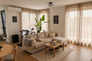 <p><span><strong>Ruim 2-slaapkamer dakappartement met autostaanplaats en berging.<br /><u><br />Een bezoek aanvragen kan eenvoudig via onze website: www.immodrie.be. Zoek het pand terug onder 'Te Huur' en selecteer vervolgens op de pagina de optie 'Bezoek aanvragen'. Omwille van de grote reeks aanvragen, worden verzoeken via Immoscoop of andere portaalsites niet verwerkt.</u></strong></span><br /><br />Op wandelafstand van de markt bevindt zich dit verzorgde dakappartement van 97 m². Dankzij de open leefruimte, twee terrassen en gunstige energiescore biedt dit appartement een aangename woonomgeving op een centrale ligging.</p>
<p>Via de inkomhal bereikt u de lichtrijke leefruimte met open keuken en aansluitende berging. Vanuit de woonkamer heeft u toegang tot een aangenaam terras.</p>
<p>De nachthal geeft toegang tot twee slaapkamers, een badkamer en een apart toilet. Aan de zijde van de slaapkamers bevindt zich een tweede terras.</p>
<p>Extra troeven:</p>
<ul>
<li>97 m² bewoonbare oppervlakte</li>
<li>2 slaapkamers</li>
<li>2 terrassen</li>
<li>Airco</li>
<li>Lift aanwezig</li>
<li>EPC-label A</li>
<li>Kelderberging inbegrepen</li>
<li>Privatieve autostaanplaats inbegrepen</li>
<li>Op wandelafstand van de markt</li>
</ul>
<p><strong>Huurprijs: € 1.050/maand inclusief servicekosten</strong></p>