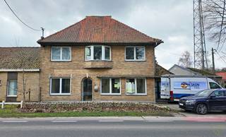 Deze volledig vernieuwde woning (2024) combineert hedendaags wooncomfort met een stijlvolle, luxueuze afwerking. Gelegen in de rustige en...