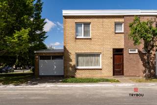 Degelijke halfopen woning met garage in het centrum van Roeselare.De woning bestaat uit:Gelijkvloers: inkomhal met gastentoilet - ruime lichtrijke...