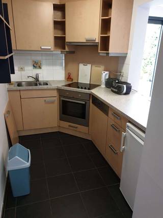 Appartement  complètement meublé au rez-de-chaussée avec jardin privé et terrasse, dans le centre de Zaventem.Grand living (30m²) avec cuisine...
