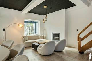 <p><strong>Grondig gerenoveerde gezinswoning met 4 slaapkamers, 2 badkamers en zuid gerichte tuin in het centrum van heide.</strong></p>
<p>Deze <strong>grondig gerenoveerde woning</strong> werd in 2023 bijna volledig gestript en met veel aandacht vernieuwd. De woning biedt een open en aangename leefruimte, <strong>3 slaapkamers en 2 badkamers op de eerste verdieping</strong> en een volledig afgewerkte zolderverdieping die momenteel als ruime 4de slaapkamer is ingericht. De veranda vormt een mooie aanvulling op de leefruimte en geeft toegang tot de <strong>volledig omheinde, zuidgerichte tuin</strong>. Ook de aangebouwde garage en ruime parkeermogelijkheden zijn praktische troeven.</p>
<p><strong>Gelijkvloerse verdieping</strong></p>
<ul>
<li>Inkomhal met <strong>apart gastentoilet met handenwasser en raam</strong></li>
<li>Praktische <strong>berging</strong> met cv-ketel en waterontharder</li>
<li>Open <strong>woon- en eetkamer</strong> met veel natuurlijke lichtinval en haard</li>
<li>Aansluitende open keuken met <strong>inductiekookplaat, oven, microgolfoven, koelkast, diepvriezer, vaatwasser en dampkap</strong></li>
<li>Aangename <strong>veranda</strong> met screens aan zowel het dak als de ramen en rechtstreekse verbinding met de tuin</li>
<li>Zonneluifel aan de achterzijde</li>
</ul>
<p><strong>Eerste verdieping</strong></p>
<ul>
<li>Nachthal</li>
<li><strong>3 slaapkamers</strong>, waarvan één met ruime kastenwand</li>
<li><strong>2 volledig ingerichte badkamers</strong></li>
<li>Beide badkamers voorzien van <strong>inloopdouche, toilet, lavabomeubel en spiegel met ledverlichting</strong></li>
<li>Badkamers afgewerkt met duurzame materialen en keramische tegelvloer</li>
</ul>
<p><strong>Zolderverdieping</strong></p>
<ul>
<li>Via een nieuw gecreëerd trapgat bereikbaar</li>
<li>Volledig afgewerkte, royale <strong>zolderverdieping</strong></li>
<li>Momenteel ingericht als <strong>ruime 4de slaapkamer</strong></li>
<li>Dankzij de aanwezige ruimte en 2 ramen bestaat de mogelijkheid om hier <strong>2 afzonderlijke kamers</strong> te creëren</li>
<li>Wifi- en kabelaansluiting voorzien</li>
</ul>
<p><strong>Tuin en buitenruimte</strong></p>
<ul>
<li>Volledig omheinde en onderhoudsvriendelijke <strong>zuidgerichte achtertuin</strong></li>
<li>Ruim terras en directe verbinding met de veranda</li>
<li><strong>Tuinverlichting</strong></li>
<li>Tuinberging en wateropvangvat</li>
<li>Aangebouwde <strong>garage</strong> met elektriciteit, gas en wateraansluiting</li>
<li>Oprit met plaats voor <strong>3 wagens</strong>, aangevuld met extra parkeermogelijkheid op de steentjes</li>
<li>Verzorgde voortuin</li>
</ul>
<p><strong>Bijzonderheden</strong></p>
<ul>
<li>In <strong>2023 bijna volledig gestript en grondig gerenoveerd</strong></li>
<li>Vernieuwde elektrische installatie</li>
<li>Nieuwe water- en afvoerleidingen in de kruipruimte</li>
<li>Dak geïsoleerd</li>
<li>Nieuwe cv-ketel</li>
<li>PVC ramen + elektrische rolluiken (buiten 1 kamer manueel)</li>
<li>Vernieuwde en bijkomende badkamer</li>
<li>Afgewerkte zolderverdieping met uitbreidingsmogelijkheden</li>
<li>Droge kruipruimte op betonplaat</li>
<li><strong>3 camera's</strong> gericht naar voordeur, garage en tuin</li>
<li>Videofoon aanwezig</li>
</ul>
<p><strong>Ligging</strong></p>
<p>Gelegen in een aangename en rustige woonomgeving. De combinatie van de vernieuwde binnenruimtes, vier slaapkamers, twee badkamers en een zonnige tuin maakt dit een bijzonder complete gezinswoning.</p>
<p><strong>Een grondig vernieuwde en verrassend ruime woning met een hedendaagse leefruimte, 4 slaapkamers, 2 badkamers en een zonnige zuidgerichte tuin in centrum Heide.<br /><br /></strong>Bewoonbare opp. 201 m² ref.: bruto vloeropp. EPC-certificaat</p>