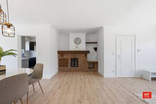 In een rustige wijk, op het einde van een doodlopende straat, bevindt zich deze energiezuinige woning. Het pand werd gebouwd in <span>1977 </span>en onderging reeds een grondige renovatie, wat resulteert in een gunstig EPC-label A.<br /><br /><strong>Indeling van de woning</strong><br /><br />- Gelijkvloers: inkomhal (4 m²) met gastentoilet, lichtrijke woon- en eetkamer (36 m²), ingerichte keuken (7 m²) voorzien van inductiekookplaat, dampkap en vaatwasser. Vanuit de keuken is er toegang tot de benedenverdieping.<br />- Eerste verdieping: nachthal (4 m²), drie slaapkamers (16 m², 15 m² en 7 m²), badkamer (5 m²) uitgerust met inloopdouche en wastafel.<br />- Benedenverdieping: garage (30 m²) en praktische berging (8 m²).<br /><br /><strong>Troeven van de woning</strong>
<ul>
	<li><span>EPC-label A dankzij zonnepanelen met hybride systeem </span></li>
	<li><span>Recente HR-ketel en ventilatiesysteem </span></li>
	<li><span>Rustige ligging in doodlopende straat </span></li>
	<li><span>…</span></li>
</ul>
<br />Benieuwd naar de indeling? Check onderstaande video.<br />Link: https://youtube.com/shorts/c4CRe1q8L54<br /><br />Meer informatie of een vrijblijvend bezoek? Contacteer Minthus op 057 468 333 of mail info@minthus.be