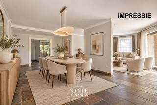 Dit gelijkvloers appartement is verrassend ruim ingedeeld en is ideaal voor wie op zoek is naar het gemak van een appartement maar de ruimte van een huis nog niet wenst achter te laten. <br />Op niveau -1 is er een zeer ruime eigen parkeerplaats met aparte kelderberging aanwezig. <br /><br />=> Ligging<br />Dit appartement ligt erg vlot bereikbaar ten opzichte van de binnenstad. Winkels, cultureel centrum, sport, scholen, horeca,... alles ligt op wandelafstand. Ook de toegang tot de autostrade en de Nederlandse grens liggen vlakbij. <br /><br />=> Gelijkvloers <br />- Royale inkomhal met ruimte voor vestiaire<br />- Betegeld gastentoilet in de hal<br />- Dubbele glazen deuren naar de leefruimte <br />- Luchtige woonkamer, met een gezellige zithoek aan de straatzijde<br />- Mooie leistenen vloer <br />- Verrassend veel lichtinval<br />- Rechtstreeks toegang tot het terras vanuit de woonkamer<br />- Verzorgde keuken met veel kastruimte en voorzien van alle hedendaags comfort<br />- Voldoende ruimte om eettafel te kunnen plaatsen<br />- Fijn tuincontact vanuit de keuken <br />- Ruime ouderlijke slaapkamer<br />- Volledig betegelde frisse badkamer met ligbad, douche en wastafel in verzorgd badkamermeubel<br />- Zeer ruime tweede slaapkamer/bureelruimte voorzien van veel praktische inbouwkasten<br />- Via schuifwanden directe toegang tot de zeer complete en ruime dressing<br />- Wasplaats/berging met uitgietbak<br />- Aparte CV-ruimte in de hal <br /><br />=> Kelder<br />- Zeer grote afgesloten garage<br />- Aansluitend nog een af te sluiten ruime kelderberging <br /><br />=> Indeling<br />Gelijkvloers: inkomhal met vestiaireruimte, gastentoilet, woonkamer, keuken, wasplaats/berging, ouderlijke slaapkamer, tweede slaapkamer/bureel met complete dressing, badkamer, cv-ruimte en terras; <br />Kelder: grote afgesloten garage en kelderberging.