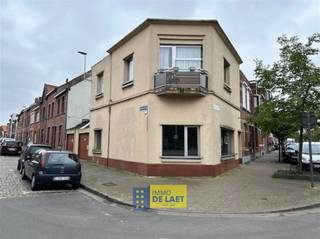 <p><span>Te renoveren hoekwoning met grote kelder, 2 slaapkamers en 2 garages, gelegen op wandelafstand van winkels, school en openbaar vervoer.</span></p><p><span> </span></p><p><span>Beschrijving</span></p><p><span> </span></p><p><span>-1: grote kelder</span></p><p><span>GLVL: inkomhal, living met veel lichtinval,  open keuken, toilet, berging/wasplaats, kleine garage en grote garage/magazijntje</span></p><p><span>+1: 2 slaapkamers, badkamer met ligbad, apart toilet (vroegere badkamer)</span></p><p><span> </span></p><p><span>Troeven:</span></p><p><span> </span></p><p><span>+ hoekwoning met veel lichtinval</span></p><p><span>+ centrale ligging</span></p><p><span>+ twee garages</span></p><p><span>+ grote kelder</span></p><p><span>+ asbestveilig</span></p><p><span> </span></p><p><span>Deze woning is onderworpen aan de renovatieverplichting van de Vlaamse overheid voor residentiële gebouwen.</span></p><p><span> </span></p><p><span>Kom niet 'TE LAET' en maak een afspraak via <span>info@immodelaet.be</span></span><span> of 03/644.00.88</span></p><p><span> </span></p><p><span> </span></p>