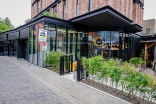 Dit moderne handelspand is gelegen in hartje Hasselt aan de drukste en gezelligste straten van Hasselt ; nl. tussen de Raamstraat en de Zuivelmarkt. Dit mooie pand deed eerder dienst als brouwerij. Het is uitermate geschikt voor tal van mogelijkheden. Het heeft een oppervlakte van circa 245 m² met een zonneterras van 80 m². Er is een aparte ruimte waar een open keuken kan geïnstalleerd worden.<br /><br />Indeling van het pand:<br /> - handelsruimte van 200 m² (plafondhoogte van 4m70)<br /> - mezzanine van 45m²<br /> - dakterras van 80 m² met uitzicht op de zuivelmarkt<br /> - terras vanaf de Zuivelmarkt tot aan de Raamstraat in de doorsteek<br /><br />Het pand is uitermate geschikt voor horeca door de ligging, en is vrij van brouwer. Andere doeleinden zijn zeker mogelijk door de centrale ligging (retail of andere commerciële doeleinden - zie renders bij foto's).<br /><br />Wil je dit mooie handelspand bezichtigen, neem dan contact op met Valère Vangeel op 0472 323 424 of mail naar valere@vestio.com .