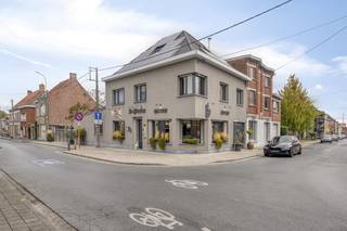 Handelspand met woonst in het hartje van RumbekeIn het centrum van Rumbeke bevindt zich deze instapklare hoekwoning.Al 27 jaar wordt hier een...