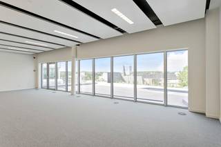 <p><strong>ALGEMEEN</strong></p>
<p>Volledig vernieuwde kantoorruimte van ca. 837 m² op het gelijkvloers van een modern en duurzaam kantoorgebouw THE GENERAL aan de Generaal Lemanstraat 61 in Berchem. De ruimte biedt een professionele en comfortabele werkomgeving met een flexibele indeling, hoogwaardige afwerking en veel natuurlijke lichtinval dankzij de grote raampartijen.</p>
<p>Het kantoor beschikt onder meer over een nieuw klimaatplafond, geïntegreerde LED-verlichting, kitchenette en privatief sanitair. De combinatie van de moderne infrastructuur, de representatieve uitstraling en de uitstekende bereikbaarheid maakt deze kantoorruimte bijzonder geschikt voor bedrijven die een kwalitatieve uitvalsbasis in Antwerpen zoeken.</p>
<p>De locatie geniet van een vlotte bereikbaarheid met zowel de wagen als het openbaar vervoer. De tramhalte Provinciehuis bevindt zich op ca. 500 m wandelafstand en biedt verbinding met tramlijnen 2 en 6. Daarnaast zijn er busverbindingen richting station Antwerpen-Berchem. Met de wagen zijn de R1, E19 en A12 snel bereikbaar.</p>
<p>Op de site zijn er parkeerplaatsen met laadpalen beschikbaar,</p>
<p><strong>KENMERKEN</strong></p>
<ul>
<li>Volledig vernieuwde kantoorruimte van ca. 837 m²</li>
<li>Gelijkvloerse verdieping</li>
<li>Flexibele kantoorindeling met veel natuurlijke lichtinval</li>
<li>Nieuw klimaatplafond en geïntegreerde LED-verlichting</li>
<li>Kitchenette en privatief sanitair</li>
<li>Parkeerplaatsen met laadpalen</li>
<li>Uitstekende bereikbaarheid via R1, E19 en A12</li>
</ul>
<p><strong>FINANCIEEL</strong></p>
<p>Huurprijs kantoor: €185/m²/jaar<br />Gemeenschappelijke lasten: op aanvraag <br />Onroerende voorheffing: op aanvraag</p>
<p>Jaarlijkse huurprijs: €154.845/jaar <br />Maandelijkse huurprijs: €12.903,75/maand</p>
<p>Huurprijs parkeerplaatsen: op aanvraag</p>