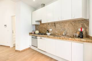 Welkom in deze smaakvol totaal <strong>gerenoveerde gezinswoning,</strong> gelegen op een <strong>centrale en vlot bereikbare locatie</strong> in Burcht.<br />Achter de vernieuwde gevel schuilt een woning waar comfort, licht en functionaliteit centraal staan.<br /><br />Bij het binnenkomen <strong>via de inkomhal (6,5 m²) </strong>word je meteen verwelkomd in de ruime, <strong>lichtrijke leefruimte. De woonkamer (25,1 m²) en eetplaats (15 m²) </strong>lopen harmonieus in elkaar over en creëren een aangenaam open gevoel.<br /><br />De volledig <strong>uitgeruste keuken (10,2 m²) </strong>sluit naadloos aan en biedt zicht op de onderhoudsvriendelijke <strong>stadstuin (14 m²) </strong>— een gezellige buitenruimte waar je in alle privacy kan genieten.<br /><br />Op het gelijkvloers bevindt zich een moderne badkamer (4,8 m²), afgewerkt met kwalitatieve materialen en voorzien van een stijlvolle inloopdouche.<br />De eerste verdieping <strong>omvat drie volwaardige slaapkamers (13,2 m² – 14,3 m² – 9,5 m²)</strong>, een praktische <strong>dressing (2,2 m²) </strong>en een tweede, <strong>ruime badkamer (8,5 m²) </strong>met dubbele lavabo, douche én ligbad — een absolute meerwaarde voor gezinnen.<br /><br />Onder het dak <strong>bevindt zich de royale master bedroom (21 m²), </strong>een rustige en private plek die perfect dienst kan doen als ouderlijke suite.<br /><br />Deze woning werd volledig gestript en vernieuwd, inclusief elektriciteit, sanitair en verwarmingsinstallatie.<br />De elektrische installatie is conform gekeurd en dankzij de doordachte renovatie geniet u van hedendaags wooncomfort zonder zorgen.<br />Een extra berging vervolledigt het geheel.<br /><br /><u><strong>Technische kenmerken:</strong></u><br />– EPC: 158 kWh/m²jaar – Label B<br />– G- & P-score: C – C<br />– Stedenbouwkundige inlichtingen: Wg – Vg – Gvv – Gmo – Gvkr<br />– Geen renovatieverplichting<br /><br /><strong>Instapklaar, energiezuinig en perfect voor wie zorgeloos wil wonen op een centrale ligging.</strong><br /><br />Voelt u het al kriebelen? Ons M3-team ontvangt u graag voor een persoonlijke rondleiding.<br /><strong>Bel ons vandaag nog op 03 369 70 33 en ontdek deze woning zelf.</strong><br />