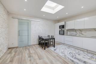 Op de 2de verdieping van een kleinschalig gebouw in het centrum van Vilvoorde, nabij het Slachthuisplein, bevindt zich dit instapklare en recensent gerenoveerde appartement. De lichte leefruimte met open keuken creëert een moderne en aangename woonomgeving.
Het appartement beschikt over een comfortabele slaapkamer, een ruime badkamer met inloopdouche en toilet, een aparte berging en een praktische zolderberging.
Het appartement wordt momenteel verhuurd, interessant als opbrengsteigendom. Dankzij de ligging in het centrum van Vilvoorde zijn winkels, horeca en openbaar vervoer binnen handbereik.
