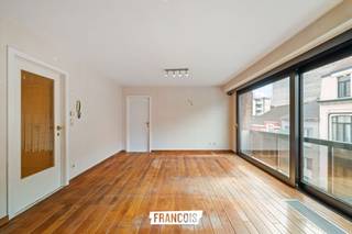 Dit ruim tweeslaapkamer appartement is gelegen aan Petit Paris (Belle Epoquewijk) te Oostende. Op wandelafstand zijn er talrijke handelaars alsook bereikt u in een handomdraai het strand en het centrum. <br /><br />Het appartement geniet enkele troeven. Zo is er een grote inkomhal met vestiaireruimte die de kamers verbindt. De leefruimte is lichtrijk dankzij het brede schuifraam. De aanpalende keuken is functioneel uitgerust.<br /><br />Er zijn twee slaapkamers aanwezig in het appartement. De badkamer is uitgerust met een lavabo alsook bad/douchecombinatie. Het toilet is apart. <br /><br />Tot slot is er nog een privatieve kelderberging inbegrepen. <br /><br />Bent u op zoek naar een interessante investering/uitvalsbasis aan de kust? Aarzel dan niet en neem contact op voor meer info of een afspraak! <br /><br />