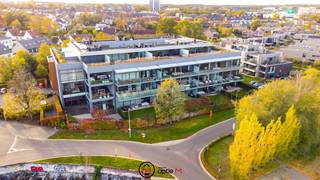 Vlakbij de Quartier Bleu en het centrum van Hasselt ligt deze mooie ruime loft met originele inrichting en afwerking.<br />Deze loft heeft een bewoonbare oppervlakte van 202 m2 met 2 grote terrassen van resp. 67 m2 en 32 m2.<br />De grote raampartijen aan de voor- en achterzijde zorgen voor een uitzonderlijke lichtinval.<br /><br />Gelegen op de eerste verdieping in de Residentie Blue Lofts. Deze loft is zeer rustig gelegen aan de zij- en achterkant van het gebouw met mooi zicht op groen.<br /><br />Mooie inkomhal met ingebouwde vestiaireruimte en apart toilet. Volledig uitgeruste maatkeuken met Miele toestellen: koelkast, diepvries, 2 ovens, ingebouwde koffiezet, vaatwasser, inductiekookplaat en dampkamp.<br />Zeer grote leefruimte met centraal een volledig met leder beklede box met daarin de masterbedroom met dressing en ensuite badkamer. Deze is zeer mooi afgewerkt met inloopdouche en stoomcabine. De box is volledig afsluitbaar van het woongedeelte en heeft ook een aparte toegang vanuit de hal.<br /><br />Zowel aan de linker- als rechterzijde van de loft zijn er verschillende bergruimtes voorzien, allen weggewerkt achter een met leder beklede wand.<br /><br />Er is meer dan voldoende ruimte om een tweede slaapkamer te voorzien mits eenvoudige aanpassing. Er zijn wachtbuizen voorzien onder de vloer. <br /><br />Zeer ruim zuidelijk geörienteerd terras van 67 m2 aan de leefruimte met zicht op groen en het tweede terras heeft een oppervlakte van 32 m2 en ligt aan de achterzijde.<br /><br />De loft is instapklaar en werd ingericht met kwalitatieve design materialen.<br /><br />Er is een dubbele afgesloten garage beschikbaar. Mogelijkheid om slechts 1 parkeerplaats aan te kopen. Meer info hierover via kantoor.<br /><br />Benieuwd naar dit pareltje? Contacteer ons voor een bezoek ter plaatse - 011/23 11 01 - info@optie-m.be<br /><br /><br /><br /> 