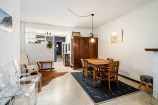 Gezellige ruime instapklare woning met TUIN en 3SLK! Indeling: inkom, ruime leefruimte, keuken, badkamer, handige bergruimte en wasplaats. Op de eerste verdieping bevingen zich 2 grote kamers. De zolder die volledig is ingericht als slaapkamers is bereikbaar via een vaste trap. TROEVEN: Elektriciteit vernieuwd, grote ruimtes, ideaal als STARTERSWONING of als INVESTERING!