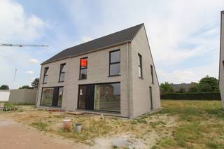 Schitterende energiezuinige nieuwbouwwoning te huur gelegen langs de Tarwestraat dichtbij centrum Meulebeke.Deze woning beschikt over alle nodige...