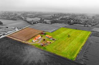 In landelijke omgeving gelegen hoeve met op mooie blok grond te koop te Kruisem.<br />De hoeve is mooi afzonderlijk gelegen met vooraan perceel akkerland van 0,75 ha en achteraan een weide van 1,5 ha.<br />De landbouwbedrijfswoning en voormalige stallen zijn te verbouwen/herbouwen.<br />Ze is zeer vlot bereikbaar via afrit E17 Kruisem.<br />Contacteer ons voor bijkomende info mbt de mogelijkheden.<br />