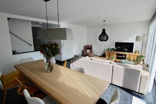 <strong>Gebouw uit 2010 bestaande uit twee instapklare duplexappartementen met elk een apart huisnummer, 3 slaapkamers en een ruim terras.</strong><br /><br />Het gebouw beschikt over een gemeenschappelijke inkomhal met een aparte fietsenberging, waar zich tevens de individuele meters voor aardgas, elektriciteit en water bevinden.<br /><br />Het eerste duplexappartement bevindt zich op het gelijkvloers en de eerste verdieping en beschikt over een bewoonbare oppervlakte van 105 m². De indeling omvat een woonkamer, keuken, apart toilet, wasplaats, nachthal, 3 slaapkamers, een badkamer en een ruim, deels overdekt terras.<br /><br />Het tweede duplexappartement bevindt zich op de tweede en derde verdieping en beschikt over een bewoonbare oppervlakte van 110 m². Dit appartement omvat een inkomhal, woonkamer, keuken, apart toilet, wasplaats, vestiairehoek, nachthal, 3 slaapkamers, een badkamer en een ruim terras.<br /><br />Het duplexappartement op het gelijkvloers is verhuurd tot uiterlijk 31 augustus 2026. Het duplexappartement op de bovenste verdiepingen is momenteel niet verhuurd.<br /><br />Enkele extra kenmerken: individuele tellers voor elektriciteit, aardgas en water, geen lift aanwezig, recent gebouw (2010).<br /><br />Het gebouw geniet bovendien van een uitstekende verkeerstechnische ligging in het centrum van Tienen, met de E40, het station, winkels, scholen, restaurants en openbaar vervoer in de onmiddellijke nabijheid.<br /><br />Interesse? Bel naar 0496 07 89 48.