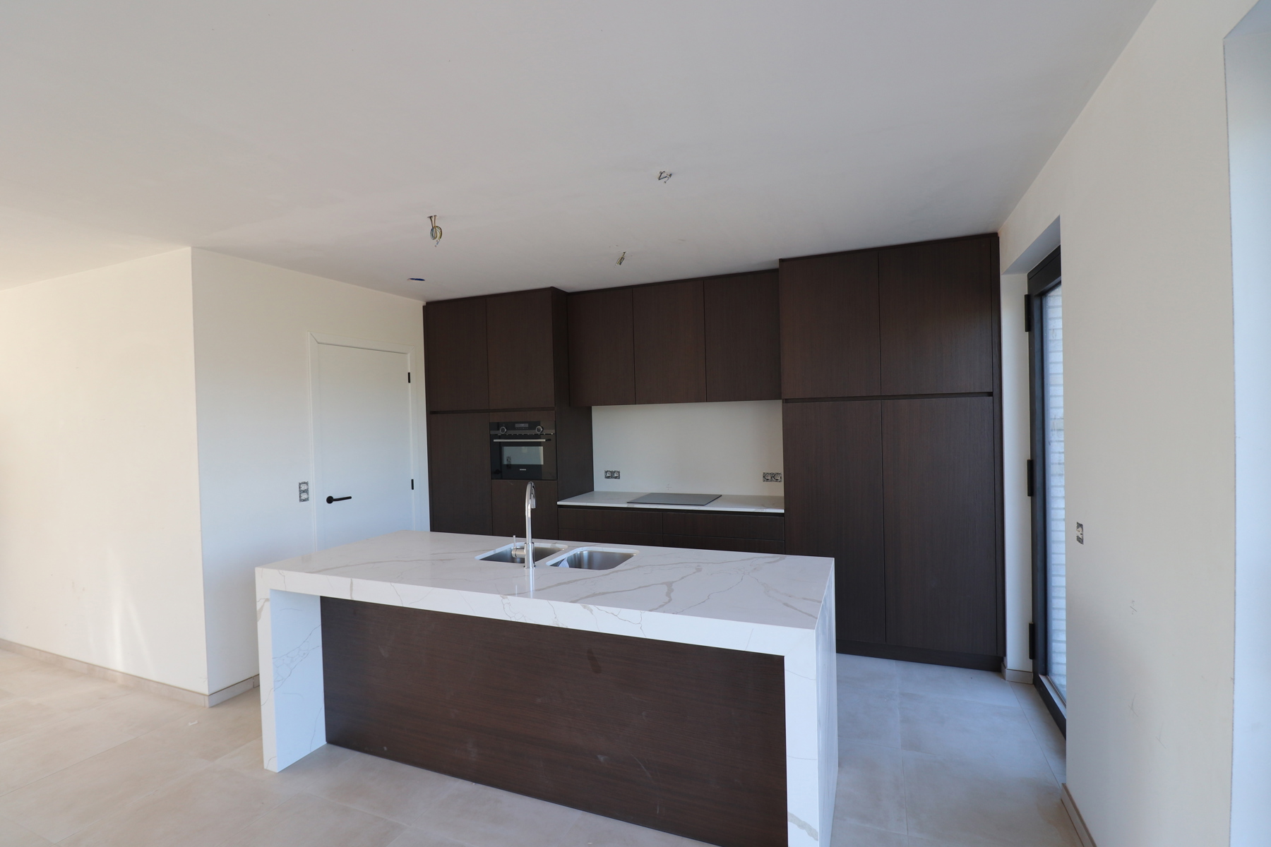 Energiezuinige nieuwbouwwoning met 4 slaapkamers, terras tuin en carport. - foto 5