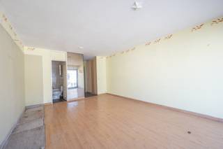 Res. Greenhouse.<br />Ontdek dit te renoveren studio-appartement op de Dumortierlaan, met een prachtig uitzicht op het pittoreske Driehoeksplein geniet u van een unieke leefomgeving op een van de meest geliefde locaties aan de kust. Aparte keuken en badkamer. <br />De studio maakt deel uit van een gebouw met een volledig gerenoveerde voorgevel. Een uitzonderlijke kans voor wie op zoek is naar een renovatieproject of weekendverblijf in Knokke-Heist.<br />Ref. A720 