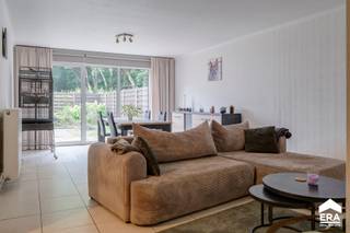 <p>Ruim en gelijkvloers appartement met 2 slaapkamers, garage en groot terras/tuin, gelegen in het centrum van Lommel.</p>

<p><strong>Troeven:</strong></p>

<ul><li>Ruim terras/tuin met zonneluifel. (West-georiënteerd);</li><li>Goed onderhouden;</li><li>Inpandige garage met automatische poort;</li><li>Vernieuwde badkamer;</li></ul>

<p>Indeling: Inkomhal, toilet, garage, slaapkamer 1, badkamer, berging, woonkamer, keuken, slaapkamer 2, terras/tuin.</p>