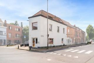 <p>Gelegen langs een drukke invalsweg naar Gent geniet dit pand van een uitstekende zichtbaarheid en een strategische commerciële ligging. </p><p>De combinatie van een handelsruimte op het gelijkvloers, een comfortabel 1 slaapkamer appartement en een gezellige studio maakt dit een bijzonder veelzijdig investeringspand met een aantrekkelijk rendement.</p><p>Het gebouw werd recent gerenoveerd en verkeert in een verzorgde staat, waardoor u als investeerder meteen kunt genieten van een zorgeloze aankoop zonder onmiddellijke renovatiekosten.</p><p>Een bijkomende troef is dat <strong>alle entiteiten momenteel verhuurd zijn aan betrouwbare en solvabele huurders</strong>, wat zorgt voor een onmiddellijke en stabiele huuropbrengst vanaf de dag van de notariële akte.</p><p>Dankzij de uitstekende bereikbaarheid, de sterke commerciële ligging en de blijvende vraag naar zowel handels- als woonruimte in Gent biedt dit pand niet alleen een interessant rendement vandaag, maar ook een aanzienlijk waardepotentieel op lange termijn!</p><p>U wenst dit pand te bezoeken ? U kan mij telefonisch contacteren op 0498 50 50 94 of mailen naar verkoop@vastgoeddevos.be</p>