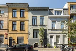<p><span> </span></p><p><span>In een rustige straat in Borgerhout woon je hier midden in een wijk die bruist van creativiteit en buurtgevoel. Deze instapklare woning combineert een warme leefruimte, een aparte leefkeuken in het souterrain en twee volwaardige slaapkamers. Een huis met karakter, licht en een indeling die nét dat tikkeltje anders is.</span></p><p><span> </span></p><p><span>Leefkeuken als hart van het huis</span><span><br />De keuken bevindt zich in het souterrain en vormt hier een volwaardige leefruimte op zich. Dankzij de royale afmetingen is er plaats voor een grote eettafel, ideaal voor etentjes met vrienden of lange familiemomenten. De keuken is volledig uitgerust met gasvuur, oven, microgolf, vaatwasser en veel werk- en kastruimte. Aansluitend is er een praktische berging en aansluitingen voor wasmachine en droogkast. </span></p><p><span> </span></p><p><span>Licht wonen op het gelijkvloers</span><span><br />Op het gelijkvloers bevindt zich de gezellige woonkamer, waar grote ramen zorgen voor een fijne lichtinval. De warme vloer en de rustige afwerking creëren een aangename plek om te ontspannen. In de inkomhal is er een apart gastentoilet en ruimte voor vestiaire. </span></p><p><span> </span></p><p><span>Rust & comfort op de verdiepingen</span><span><br />Op de eerste verdieping vind je een ruime slaapkamer met charmante plankenvloer en veel licht, samen met de badkamer die is ingericht met een bad met douche, lavabo en toilet. De bovenste verdieping herbergt een tweede, zeer ruime slaapkamer met open dressing en een Veluxraam dat zorgt voor extra licht en een luchtig gevoel onder het dak.</span></p><p><span> </span></p><p><span>Leven in bruisend Borgerhout</span><span><br />De ligging is een absolute troef. Op wandelafstand liggen Park Noord, het Krugerplein en het Rivierenhof voor wie graag groen opzoekt. Voor cultuur en muziek kan je terecht bij Rataplan, Trix en De Roma. De buurt staat bekend om haar levendige horeca met adresjes zoals Glou Glou, Bar Leon en Pepper & Mint, naast tal van buurtwinkels en speciaalzaken. Openbaar vervoer en invalswegen zijn vlot bereikbaar, waardoor je hier rustig woont met de stad altijd dichtbij.</span></p><p><span> </span></p><p><span>geen maatregelen in register Handhaving.</span></p><p><span> </span></p><p><span> </span></p>