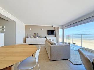 Dit lichtrijke en ruime appartement, gelegen op de 4de verdieping, geniet van een prachtig panoramisch zeezicht. De leefruimte valt meteen op dankzij de bijna 6 meter brede kamerhoge raampartij en het extra hoekraam, waardoor het zeezicht maximaal tot zijn recht komt. Het appartement werd kwalitatief gerenoveerd en omvat een gezellige leefruimte, volledig ingerichte keuken, twee slaapkamers, een afzonderlijk toilet, een modern afgewerkte badkamer, een terras aan achterzijde. De gevel van de residentie werd in 2026 grondig vernieuwd, inclusief nieuwe balustrades. Verder beschikt de residentie over een lift en ruime fietsenstalling. Een instapklaar appartement waar ruimte, licht en uitzonderlijk zeezicht centraal staan. Mogelijkheid tot aankopen staanplaats: 35.000 €. Ref. Atlantic 0405