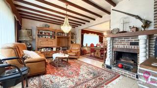 Bij ImmoFusion 7/7 “open huis” : klik op onze 3D-TOUR.In het gezellige Houthalen-Oost bevindt zich deze charmante woning op een perceel van bijna 11...