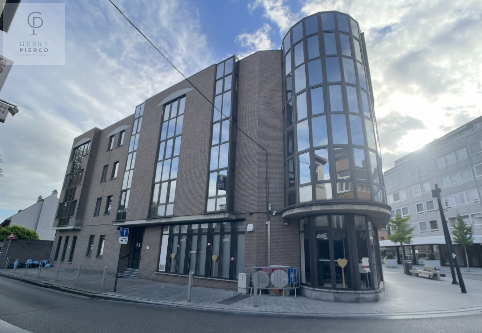 Aan Sint-Anneke 26 bus 101 te Sint-Truiden treffen we dit ruime appartement met drie slaapkamers, twee badkamers en kelder. De centrale ligging (200m van Grote Markt) zorgt voor een optimaal bereik van winkels, station, scholen en eveneens de groene omgev - photo 2