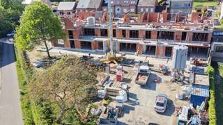 BEZOEK HET APPARTEMENT na afspraak  <br />De werken zijn in uitvoering - oplevering 4/2027 - REEDS 80% VERKOCHT.<br />6% BTW mogelijk voor eigen enige woonst of verhuur (onder voorwaarden).<br />Appartement van 106m² met ruim terras van 13m² op het zuiden in het stijlvolle nieuwbouwproject ‘Hof ter Hooghe’ op de 1ste verdieping met lift.<br />Zeer energiezuinig BEN-appartement (Bijna Energie Neutral) met warmtepomp geothermisch met vloerverwarming + vloerkoeling (geothermisch = grondboringen met grondwarmte = de meest energiezuinige verwarming) + zonnepanelen.<br />Appartement van 106m² met ruim terras van 13m² op het zuiden in het stijlvolle nieuwbouwproject ‘Hof ter Hooghe’ op de 1ste verdieping met lift.<br />Op een uniek zuid gericht perceel van 27 are met mooie aangelegde tuin met 16 nieuwe loofbomen.<br />Gunstig gelegen in het centrum van Schriek, nabij de grens met Keerbergen, op wandelafstand van winkels, diensten, scholen, ontspanning en openbaar vervoer.<br />Omvat: inkomhal, wc, living 43m² met open volledig ingerichte keuken, wasplaats-berging, bad-of douchekamer, 2 slaapkamers.<br />Het project is tevens voorzien van een ruime gemeenschappelijke fietsenberging op het gelijkvloers, ondergrondse garageboxen en autostaanplaatsen, privé kelders, en een vuilnisberging in bijgebouw in achtertuin.<br />Verkoop BTW-stelsel - aankopen aan 6% BTW mogelijk onder voorwaarden op constructiewaarde - grondwaarde 12% registratie.<br />Stedenbouw info: omgevingsvergunning uitgereikt bouwen 13 appartementen - woongebied - niet gelegen in verkaveling - geen voorkooprecht ruimtelijke ordening - geen rechterlijke herstelmaatregel of bestuurlijke maatregel opgelegd - niet overstromingsgevoelig.