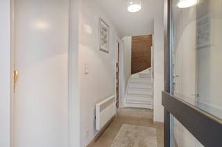 <p><span>Deze 3-gevel woning werd gebouwd in 1989 en is gesitueerd in een rustige woonwijk. De woning beschikt over een gunstige ligging en dit zeker wat betreft de bereikbaarheid (autostrade en openbaar vervoer). Op dit ogenblik heeft de woning 3 slaapkamers, echter is er nog de mogelijkheid om de zolder om te vormen tot een bijkomende leefruimte (mits het plaatsen van een vast trap).</span></p><p><span> </span></p><p><span>INDELING</span></p><p><span>Gelijkvloers: inkomhal met vestiaire, dubbele garage, berging/wasplaats, privé oprit en tuin. Eerste verdieping: hal, gastentoilet, woonkamer (living en eetkamer), keuken met ontbijthoek en veranda wat op heden fungeert als bureau. Tweede verdieping: nachthal/overloop, 3 slaapkamers, toilet, badkamer voorzien van dubbele lavabo en ligbad.</span></p><p><span> </span></p><p><span>EXTRA'S</span></p><ul><li><span>14 zonnepanelen (5460 kW)</span></li><li><span>Thuisbatterij (5kW)</span></li><li><span>Grote ramen beschikken over elektrische rolluiken</span></li><li><span>Elektrische boiler (1000l) vernieuwd in 2025</span></li></ul><ul><li><span>Regenwaterput van 1500 liter (pomp met kraantje)</span></li></ul><p><span> </span></p><p><span> </span></p><p><span>VERWARMING</span></p><ul><li><span>Gelijkvloers: directe verwarming</span></li><li><span>Eerste verdieping: accumulatieverwarming + 2 airco's (woonkamer en keuken) + elektrische haard in woonkamer</span></li><li><span>Tweede verdieping: directe verwarming </span></li></ul><p><span> </span></p><p><span> </span></p><p><span>DOCUMENTEN</span><span>: alle beschikbare documenten staan op onze website. </span></p>