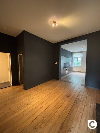 <h1><span>Instapklaar 2-slaapkamerappartement in hartje Antwerpen</span></h1><p><span>Welkom in dit instapklare 2-slaapkamerappartement van ca. 79 m², gelegen op de tweede verdieping van een kleinschalig gebouw in de populaire Nationalestraat, pal in het centrum van Antwerpen.</span></p><p><span>Bij het binnenkomen word je meteen verwelkomd in de aangename leefruimte. De authentieke planchetvloer zorgt voor een warme en karaktervolle uitstraling. Dankzij de open indeling is er voldoende ruimte voor zowel een comfortabele zithoek als een ruime eettafel.</span></p><p><span>De open keuken sluit mooi aan op de leefruimte en is volledig uitgerust met de nodige toestellen, waaronder een koelkast met diepvries, vaatwasser, elektrische kookplaat en meer.</span></p><p><span>Aan de achterzijde van het appartement bevindt zich de ruime hoofdslaapkamer. Dankzij de ligging aan de rustige achterzijde geniet je hier van meer privacy. Daarnaast beschikt het appartement over een tweede slaapkamer, die eveneens perfect kan worden ingericht als bureau, dressing of extra bergruimte.</span></p><p><span>De betegelde badkamer is voorzien van een dubbele lavabo en een comfortabele inloopdouche. Er is bovendien voldoende plaats voor zowel een wasmachine als droogkast.</span></p><h3><span>Troeven</span></h3><ul><li><span>2 slaapkamers</span></li><li><span>Ruime slaapkamer aan de rustige achterzijde</span></li><li><span>Plaats voor wasmachine en droogkast</span></li><li><span>Gemeenschappelijke fietsenstalling</span></li><li><span>Toplocatie in het centrum van Antwerpen</span></li><li><span>Gunstig EPC</span></li></ul><p><span>Beschikbaar vanaf 1 oktober</span></p><p><span>Huurprijs:</span><span> 995/maand<br /></span><span>Algemene kosten:</span><span> 55/maand, inclusief waterverbruik</span></p><p><span>Een ideaal appartement voor wie comfortabel en centraal wil wonen in het bruisende Antwerpen, met winkels, horeca, openbaar vervoer en alle voorzieningen op wandelafstand.</span></p>