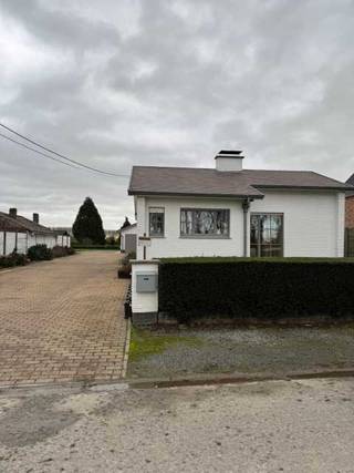 Rustig gelegen, open bebouwing, gelijkvloerse woning omringd door groen.Deze bungalow uit 1963 bevindt zich in een rustige straat, maar is toch goed...