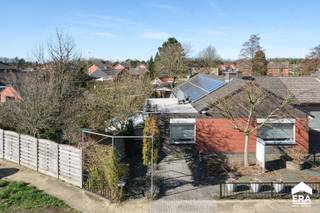 Te koop: gerenoveerde halfopen gezinswoning met praktijkruimte en zwembad in aangename omgeving te Overpelt. Deze totaal gerenoveerde woning biedt...