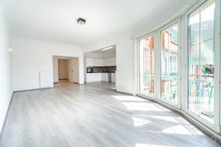 Dit appartement is gelegen op de 3de verdieping van een klein gebouw. Het appartement werd volledig gerenoveerd in 2023.Het appartement bestaat uit...