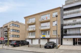 <br />Instapklaar en lichtrijk 2-kamerappartement met garagebox op topligging<br />Immo DAVID stelt u met trots dit instapklare en bijzonder lichtrijke 2-kamerappartement voor, gelegen in een kleinschalig en goed onderhouden gebouw. Dankzij de centrale ligging geniet u van een uitstekende bereikbaarheid én een aangename woonomgeving.<br />Het appartement omvat een inkomhal die via een stijlvolle glaspartij in verbinding staat met de leefruimte, wat zorgt voor een extra ruimtelijk gevoel en maximale lichtinval. De gezellige living sluit naadloos aan op de volledig geïnstalleerde open keuken (2018). Verder beschikt het appartement over een apart toilet, een praktische wasplaats, een badkamer en twee slaapkamers, waarvan één is uitgerust met een eigen wastafel en douche.<br />Een absolute meerwaarde zijn de twee terrassen aan voor- en achterzijde, ideaal om op elk moment van de dag van de zon te genieten. Bovendien is er een lift aanwezig in het gebouw.<br />Bij het appartement hoort er tevens een garagebox bij. Mogelijkheid om de garagebox afzonderlijk aan te kopen voor 25.000,- euro.<br />De ligging is ronduit uitstekend: vlakbij de Ring, Brussel, Laarbeekbos, UZ Jette, fietssnelwegen, scholen, winkels en openbaar vervoer.<br />Daarnaast beschikt het appartement over een gunstig EPC (score D).<br />Kortom: een instapklaar appartement met licht, ruimte en topligging – absoluut een bezoek waard!