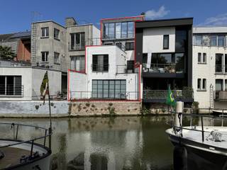 Wonen aan het water!Met 248 vierkante meter leefoppervlakte verspreid over drie ruime slaapkamers en twee volledig uitgeruste badkamers, is dit...