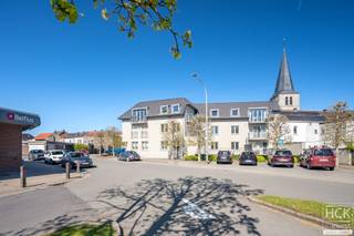 <strong>De ligging</strong><br />Dit appartement is gelegen op het gelijkvloers van '<strong>Residentie Bel Air</strong>', een nieuw opgericht gebouw uit 2008 gelegen aan het <strong>Eineplein </strong>en de '<strong>Sint-Eligiuskerk</strong>'. Allerhande winkels, horeca en overige faciliteiten (waaronder het openbaar vervoer) zijn op <strong>wandelafstand </strong>bereikbaar. De markt van Oudenaarde bevindt zich op ca 3 km. alsook centrumstad Gent is dankzij de <strong>vlotte verbinding met de N60</strong> op nog geen 30 min. rijden te bereiken. Het station van Oudenaarde bereikt u op fietsafstand (8 min. fietsen). Kortom,<strong> rustig doch centraal gelegen</strong>, een ware topligging!<br /><br /><strong>Het appartement</strong><br />Het appartement zelf is een <strong>zeer lichtrijk appartement </strong>met een aangename leef oppervlakte van ca 83 m². Er zijn ondermeer 2 slaapkamers, een badkamer met douche, lavabomeubel en aansluiting voor wasmachine alsook ruime leefruimte met aparte kookhoek aanwezig. Bijkomend beschikt u over een <strong>parkeerplaats </strong>én een <strong>privatieve kelderberging</strong>, beiden gelegen in het ondergrondse verdiep van het gebouw. Een lift is aanwezig in de residentie.<br /><br /><strong>De indeling</strong><br />Inkomhal voorzien van afzonderlijk toilet - ruime en lichtrijke woonkamer met aparte kookhoek  - hall - twee slaapkamers - berging en badkamer;<br />Kelderberging en parkeerplaats in het ondergrondse verdiep van het gebouw.<br /><br /><strong>Kenmerken</strong><br />- bouwjaar 2008<br />- bruikbare vloeroppervlakte: 83 m²<br />- HR-glas en houten raamprofielen<br /><span>- EPC: 371 kWh/m² jaar - D-label</span><br /><br /><strong>Troeven</strong><br />- mooie ligging!!<br />- lichtrijk appartement!!<br />- instapklaar!! (volledig voorzien van lichtarmaturen!!)<br />- parkeerplaats + kelderberging inbegrepen in de huurprijs!!<br /><br />Gemeen. kosten: € 60,00 / maand<br /><br />Beschikbaarheid: onmiddellijk / overeen te komen<br /><br />Voor meer informatie of een bezoek ter plaatse reageer via het contactformulier of stuur naar info@hckinvest.be