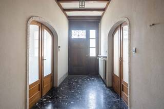 Op zoek naar een statige burgerwoning met atelier, tuin, garages aan de rand van het Abdijpark? Dan kan dit een mooie opportuniteit zijn. <br /><br />Deze woning betreedt u via de stijlvolle inkomhal met aan de rechterzijde een bureelruimte en links de woonruimte badend in het licht met aansluitende de keuken van waaruit u zicht heeft op de tuin en het park. Verder op het gelijkvloers een bergruimte, afzonderlijk toilet en “werkatelier”. Deze polyvalente ruimte is vanop straat toegankelijk via de (op de foto witte) poort en biedt ook een toegang tot de tuin. <br /><br />Via de imposante traphal/biljartruimte met prachtige eiken trap komt u op de eerste verdieping met ruime nachthal en maar liefst 4 slaapkamers en twee badkamers. <br /><br />Op de zolderverdieping kunnen gerust nog een aantal bijkomende slaapkamers gecreëerd worden.<br /><br />Bijkomende troeven zijn <br />- Ommuurde tuin en twee garage-inritten<br />- Op wandelafstand min. 200 parkeerplaatsen<br />- Toeristische topligging: Op 300m van de Markt, op 500m van de legendarische “Muur van Geraardsbergen” en aan de rand van het Abdijpark. Een grote meerwaarde als B&amp;B, vakantieverblijf<br />- Polyvalente ruimte voor bv. vrij beroep, kantoor, vergaderruimte, … <br /><br />Interesse in een bezoek? Klik dan op deze pagina op de button "Maak een afspraak" of mail pieter@cornelis-partners.be. Bijkomende inlichtingen en extra foto’s zijn beschikbaar op aanvraag via mail. Dit project valt onder de Vlaamse renovatieverplichting. Contacteer ons voor bijkomende inlichtingen.